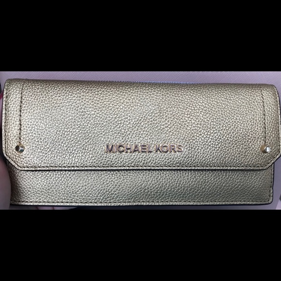 Gold Michael Kors wallet - Picture 1 of 3